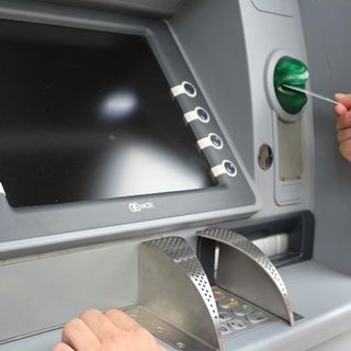Distraggono la vittima e la derubano: raffica di furti durante i prelievi al bancomat nel Varesotto