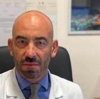 Matteo Bassetti: «Grazie ai vaccini il virus si è umanizzato. Scuole da riaprire e quarantene da rivedere per non avere gente chiusa in casa per un raffreddore»