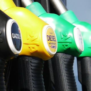 Da domani benzina e diesel più cari. Sconto quasi dimezzato anche nel Varesotto