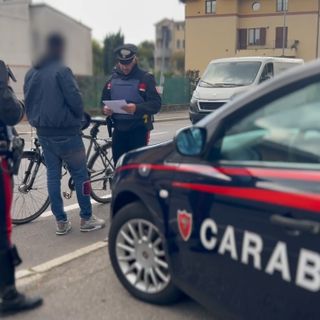 Consegnavano le dosi in bici e monopattino, stroncato il delivery della droga a Gallarate, Cassano e Fagnano
