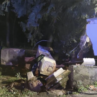 FOTO. Auto fuori strada nella notte: gravi quattro ragazzi nel Milanese