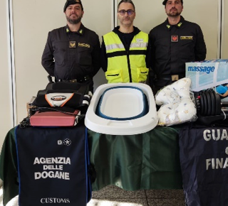 Chiasso, camion di attrezzature sportive e giocattoli non conformi fermato in dogana: scatta il sequestro