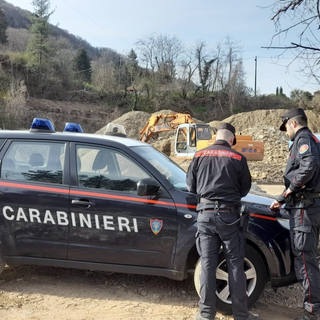 Marchirolo, scoperta discarica abusiva all'interno di un'ex cava. Scatta il sequestro