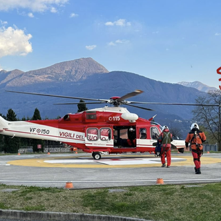 Si perde nel sentiero con la bambina neonata, mamma salvata dall'elicottero dei vigili del fuoco di Malpensa