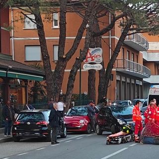 FOTO. Scontro tra un'auto e uno scooter: a Besozzo arriva l'elisoccorso, feriti marito e moglie