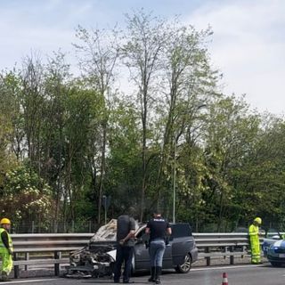 L'auto danneggiata dalle fiamme