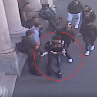 Minorenne accerchiato, rapinato e picchiato dal branco davanti a scuola: arrestati quattro giovani
