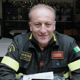 A riposo dopo quasi 40 anni di lavoro. I vigili del fuoco di Varese salutano il capo reparto Coppola