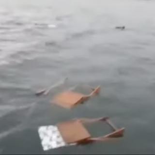 TRAGEDIA SUL LAGO MAGGIORE. Il racconto dei testimoni: «I superstiti salvati aggrappati alle sedie e a una bombola del gas»