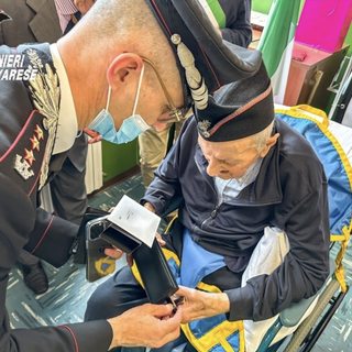 Il carabiniere in congedo Armando Gobbato riceve un dono dalle mani del comandante provinciale Gianluca Piasentin