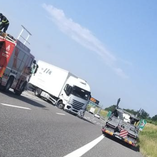 FOTO. Incidente in Pedemontana, coinvolto un autoarticolato: code e soccorsi in azione