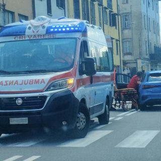 Varese, auto si scontrano in via Magenta: un ferito