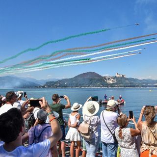 In alto: Ghersi aveva 34 anni. In basso: le Frecce Tricolori nella loro ultima esibizione sui cieli del Lago Maggiore