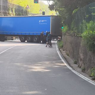 Tir incastrato al ponte per Schianno, viabilità in tilt per ore. Riaperta via Gasparotto