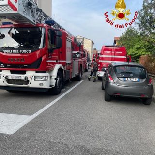 FOTO. Capannone in fiamme a Legnano, titolare e due dipendenti ustionati