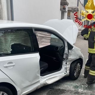 FOTO. Schianto a Castano Primo, donna incastrata tra le lamiere