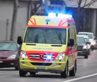 Incidente sul lavoro in Ticino: operaio si ribalta con il muletto, è grave
