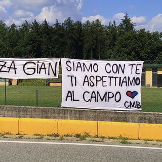 Lo striscione dedicato al quindicenne ferito (foto dal gruppo &quot;Sei di Comabbio se&quot;)