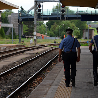 Bivacchi in stazione, scattano i controlli dei carabinieri: quattro giovani allontanati