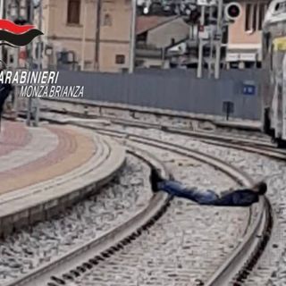 Caos in stazione in Brianza, ubriaco si sdraia sui binari per dormire: treni in ritardo