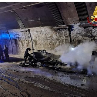 Incendio di un camper in galleria, undici chilometri di coda sulla A26