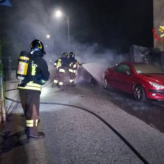 Vandali e piromani contro le auto a Luino: tre persone identificate