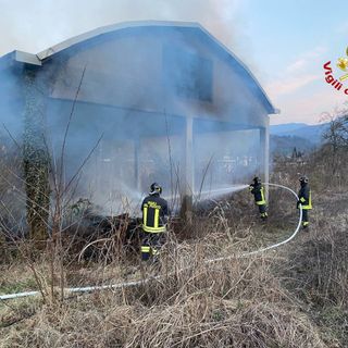 FOTO. Capannone abbandonato in fiamme: a Mesenzana arrivano i vigili del fuoco