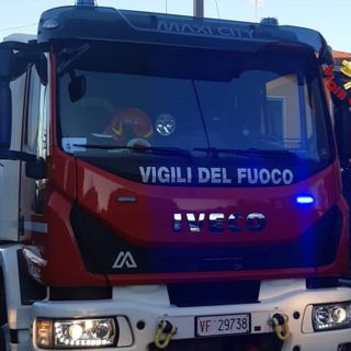 FOTO. Scantinato in fiamme, a Cassano Magnago arrivano i vigili del fuoco