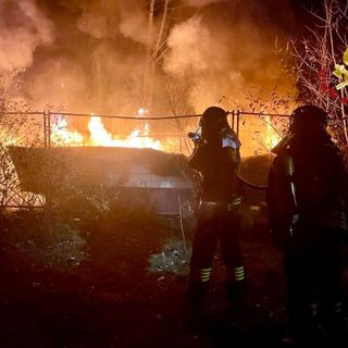FOTO. Tradate, barca divorata dalle fiamme... nel bosco: incendio spento dai vigili del fuoco