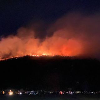 Il fronte dell'incendio si è esteso ulteriormente in serata alimentato dal forte vento