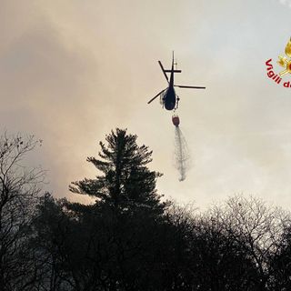 La notte non ridà ossigeno all'incendio: nessun fronte attivo delle fiamme a Montegrino Valtravaglia