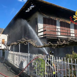 FOTO E VIDEO. Villetta in fiamme a Casalzuigno, intervento in forze dei vigili del fuoco. Il sindaco &quot;soccorre&quot; i vicini di casa