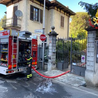 FOTO. Varese, brucia appartamento in via Gradisca: una donna intossicata dal fumo finisce al pronto soccorso