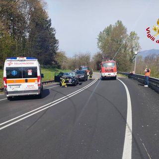 FOTO. Auto con rimorchio si scontra con un'altra macchina sulla Provinciale a Buguggiate: soccorsi una ragazza e un bimbo di 2 anni