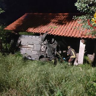 L'auto e i soccorsi in azione