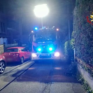 Auto in fiamme nella notte a Luino, è caccia al piromane. I vigili del fuoco evitano che l'incendio si propaghi