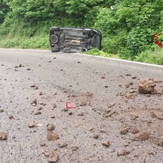 Frana sulla Sp43 tra Grantola e Cunardo: auto colpita, strada riaperta a senso unico alternato
