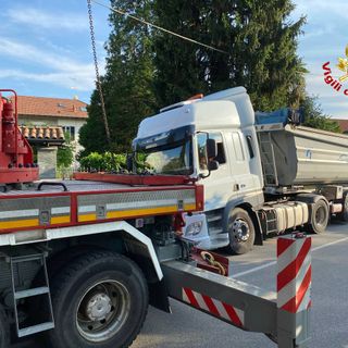 FOTO. Cede il manto stradale, camion &quot;imprigionato&quot; nell'asfalto
