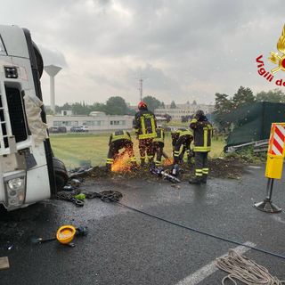 FOTO e VIDEO. Rimosso il camion ribaltatosi in Autolaghi: il raccordo per Malpensa riaperto solo verso Varese