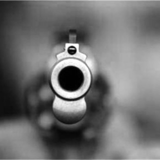 Como, picchia e minaccia la compagna con una pistola alla testa: arrestato
