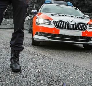 Rubano le pistole alla polizia cantonale e sparano: nei guai un tredicenne e un quindicenne