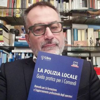 Lo scrittore Emiliano Bezzon con il libro &quot;La Polizia Locale - Guida pratica per i Comandi&quot;