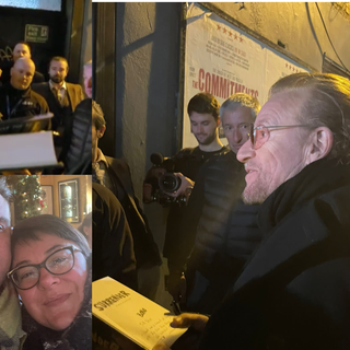 Bono oggi mentre incontra la folla di fans, tra cui i Pisani, raggianti