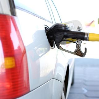 Via libera al bonus benzina contro il caro carburante, ecco come funziona