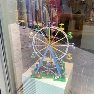 I Lego fioriti nelle vetrine di Busto