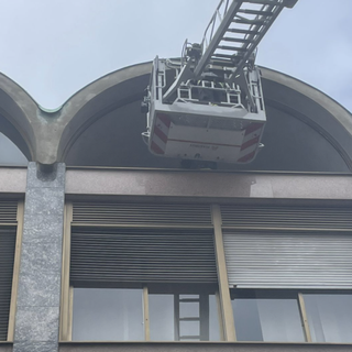 Busto, vigili del fuoco in tribunale per una vetrata pericolante