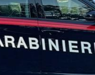 Urta involontariamente una ragazza in un locale: in quattro lo prendono a calci e a pugni. Due hanno solo 15 anni