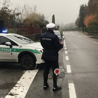 Tampona un'auto, scappa e semina la droga