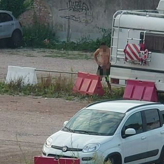 VIDEO. Da mesi vivono nel parcheggio di via Carcano, i residenti di Biumo esasperati