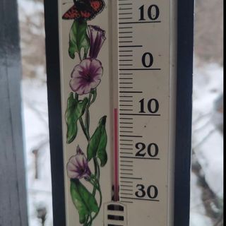 La temperatura registrata al Campo dei Fiori poco fa, attorno alle 9 di sabato 13 febbraio: la colonnina di mercurio segna -9 (foto del nostro lettore Olgher)